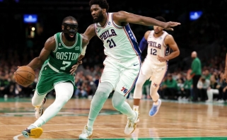 Ant savęs supykę "Celtics" nušlavė sugrįžusį Embiidą ir "76ers" 